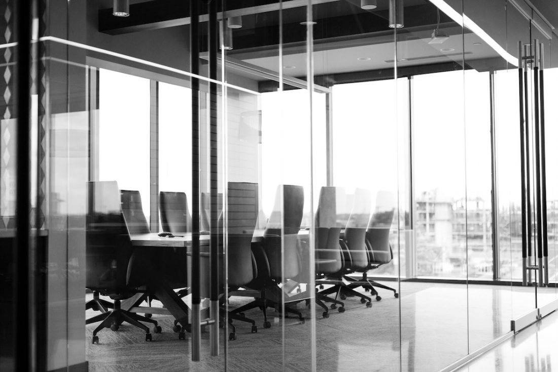 drew-beamer-9uX5cX1l3bw-unsplash boardroom