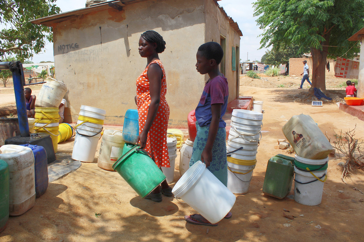 Women collecting water Zimbabwe